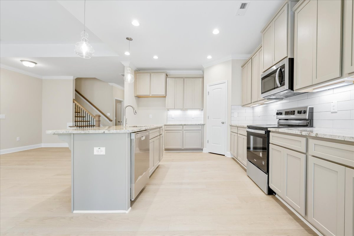https://assets.windsorhomes.us/img/MVG_lot11_Pembroke_elvB_1991_Meadowview_Drive_kitchen_2.jpg