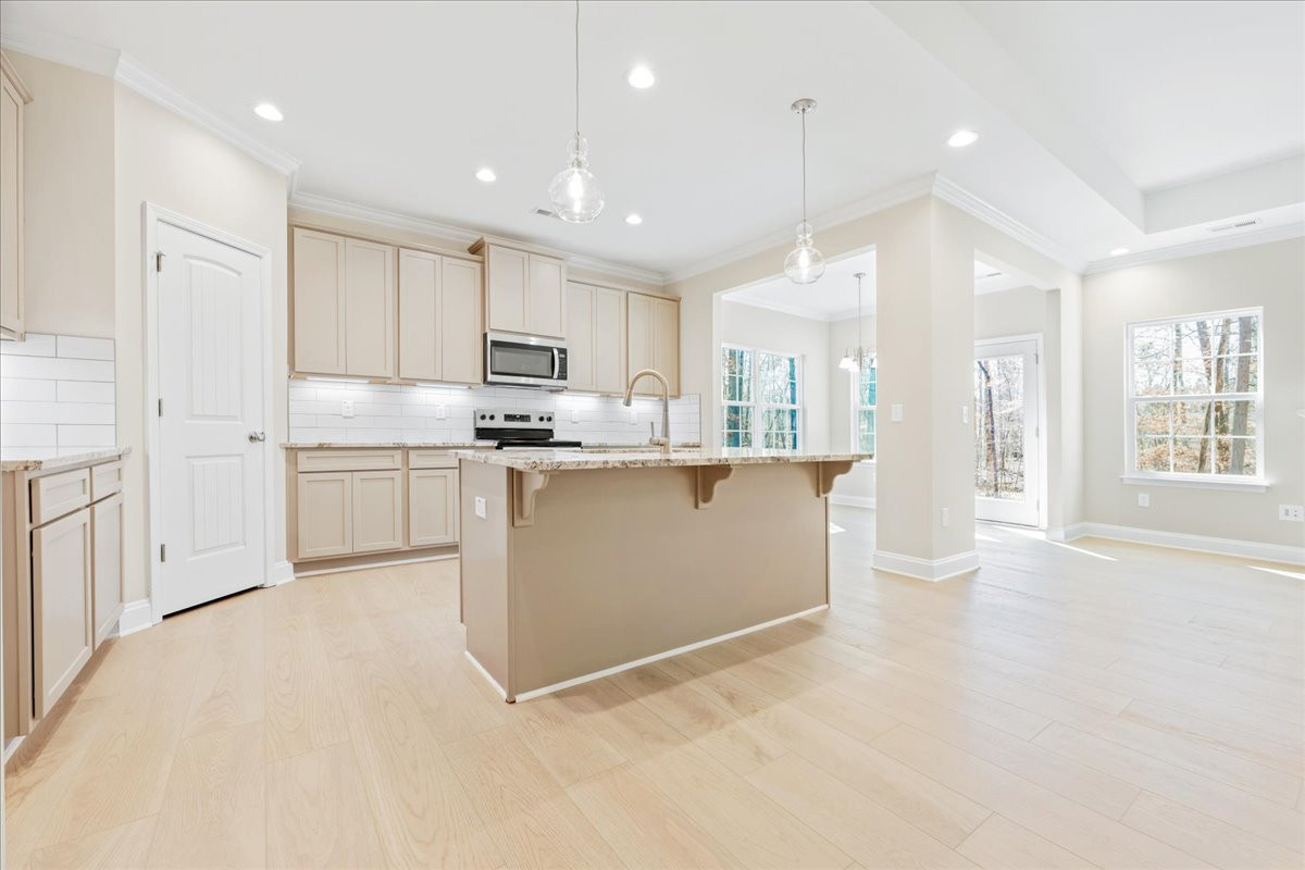 https://assets.windsorhomes.us/img/MVG_lot11_Pembroke_elvB_1991_Meadowview_Drive_kitchen_4.jpg