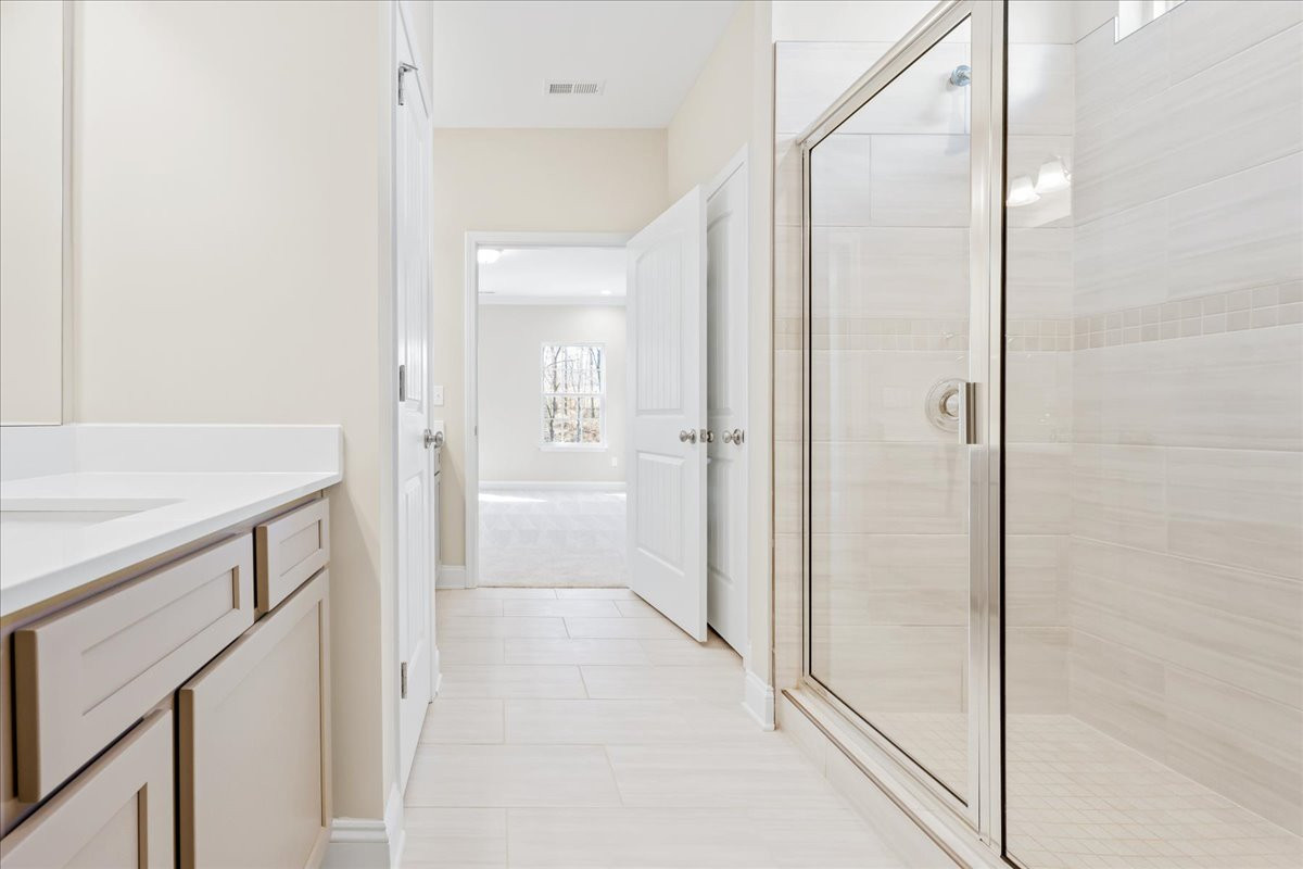 https://assets.windsorhomes.us/img/MVG_lot11_Pembroke_elvB_1991_Meadowview_Drive_primary_bath.jpg