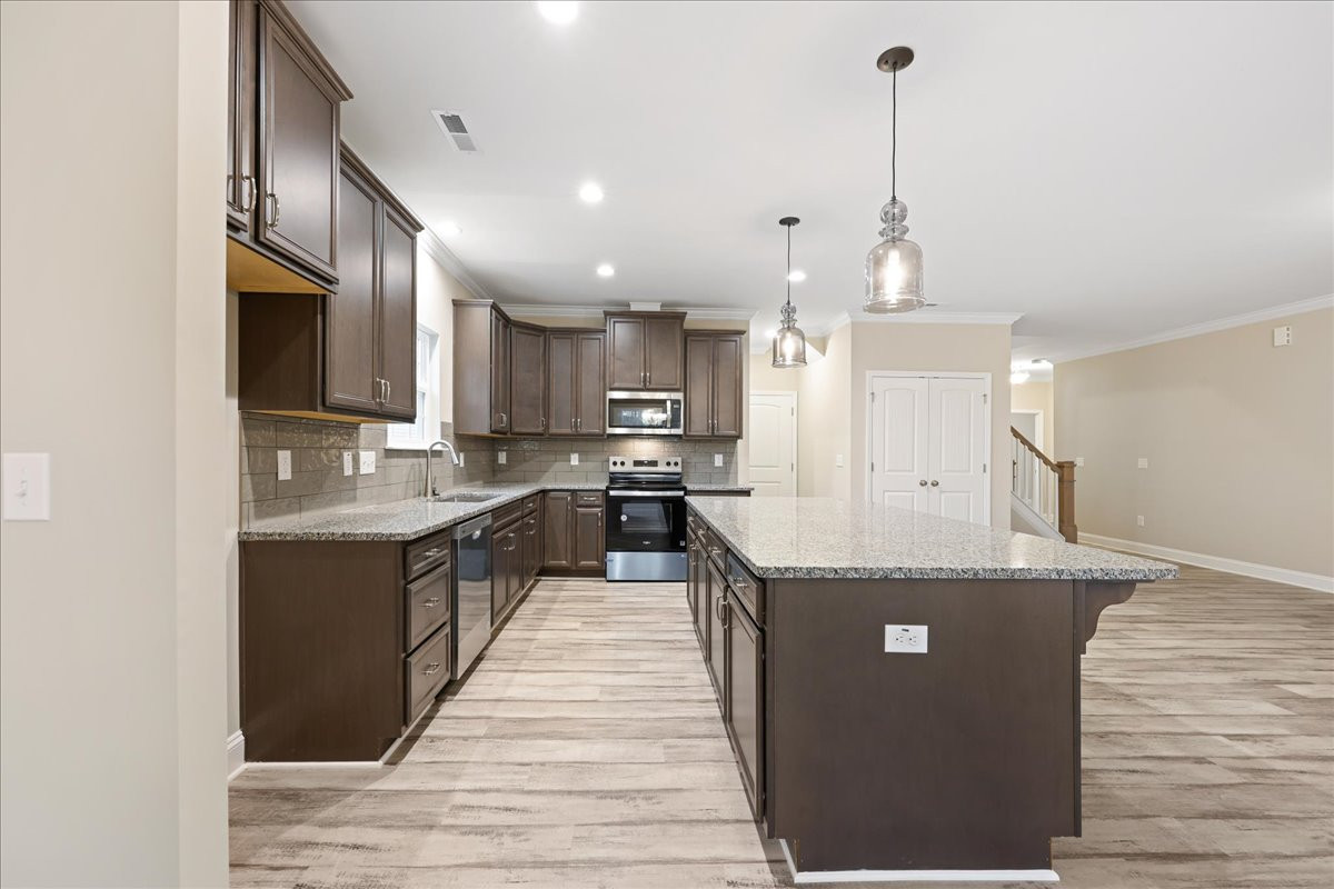 https://assets.windsorhomes.us/img/MVG_lot12_Pinehurst_elvC_1987_Meadowview_Dr_kitchen_3.jpg