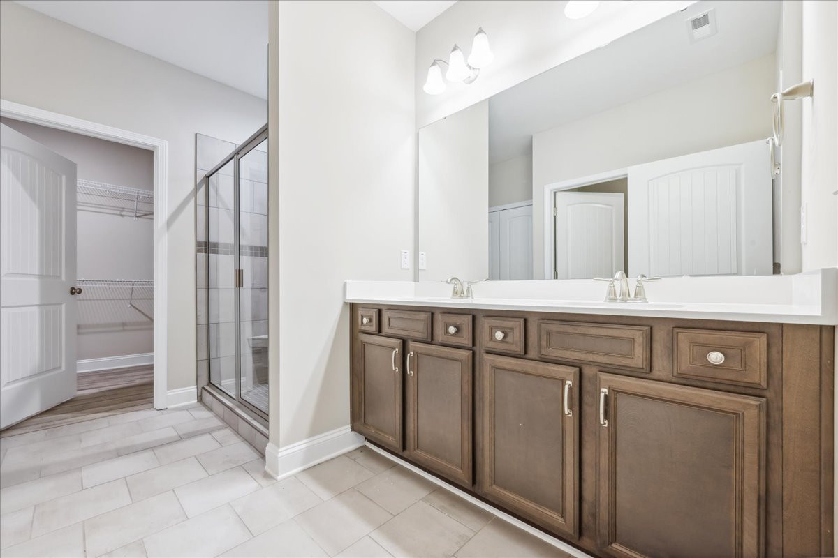 https://assets.windsorhomes.us/img/MVG_lot12_Pinehurst_elvC_1987_Meadowview_Dr_primary_bath.jpg