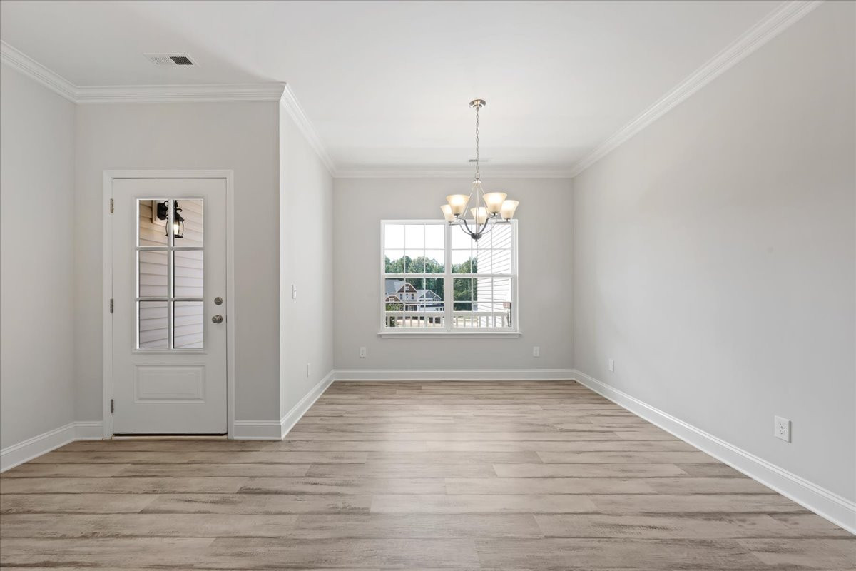 https://assets.windsorhomes.us/img/RFM_lot36_Midland_elvD_506_Stonewell_Ct_dining.jpg