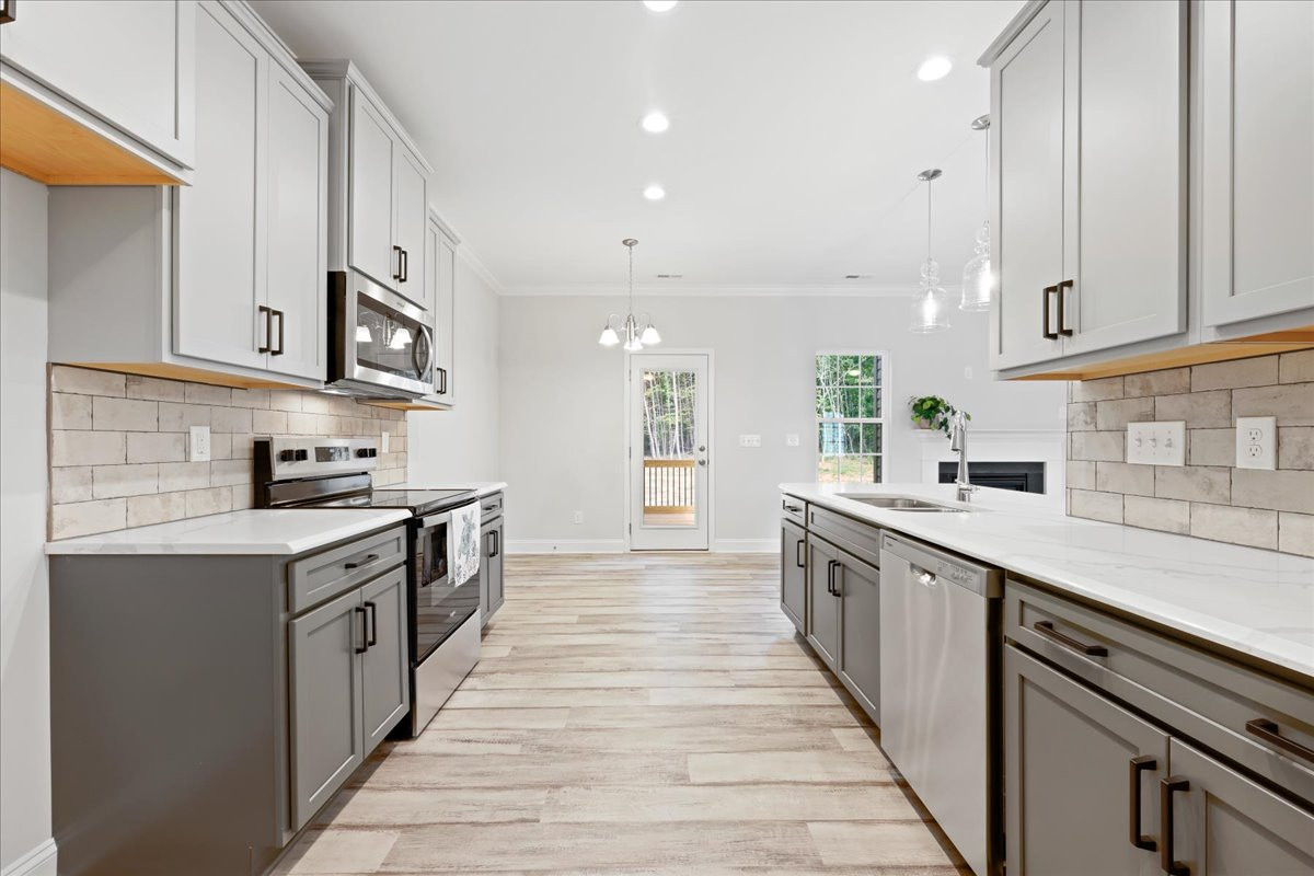https://assets.windsorhomes.us/img/RFM_lot36_Midland_elvD_506_Stonewell_Ct_kitchen_3.jpg