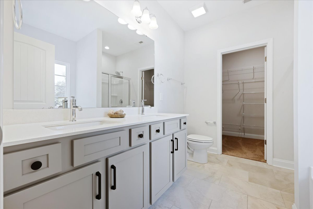https://assets.windsorhomes.us/img/RFM_lot36_Midland_elvD_506_Stonewell_Ct_primary_bath.jpg