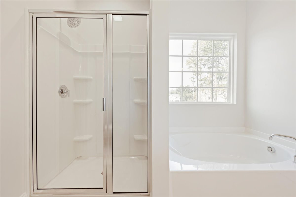 https://assets.windsorhomes.us/img/RFM_lot36_Midland_elvD_506_Stonewell_Ct_primary_bath_tub_shower.jpg