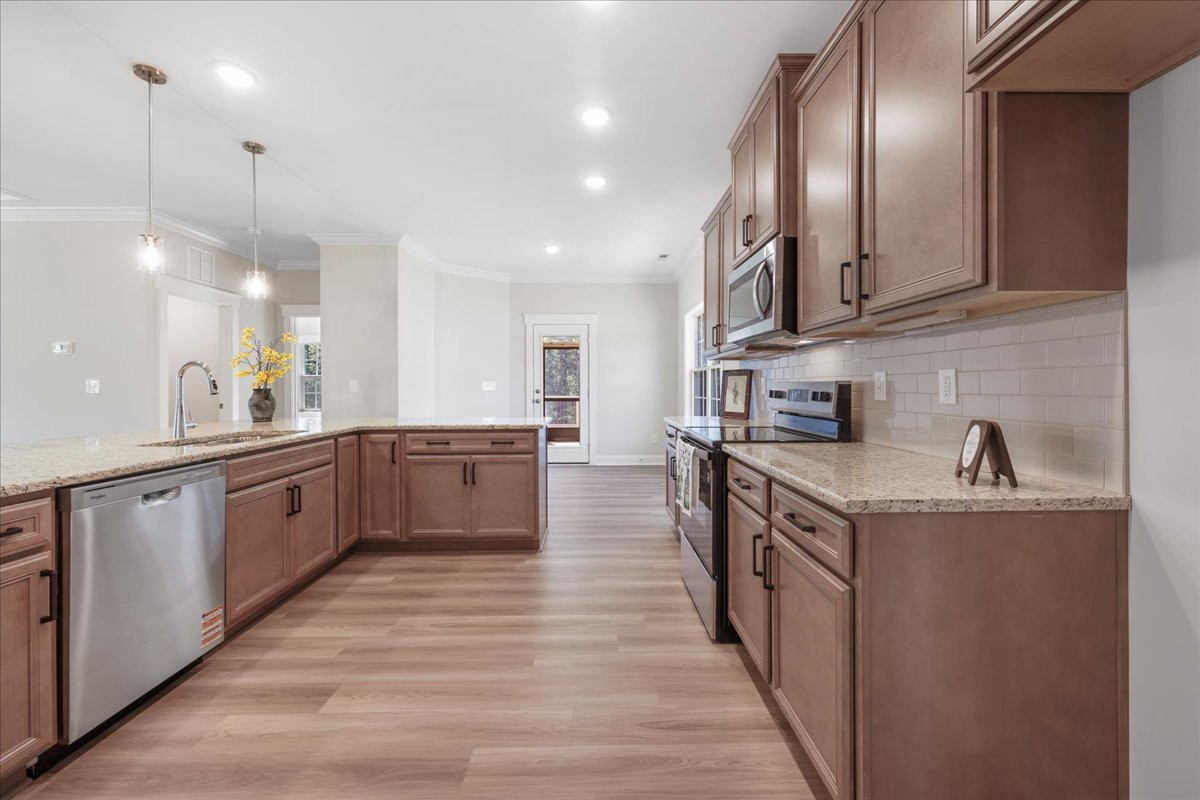 https://assets.windsorhomes.us/img/RFM_lot41_Bailey_elvE_413_Stonewell_Court_kitchen_3.jpg