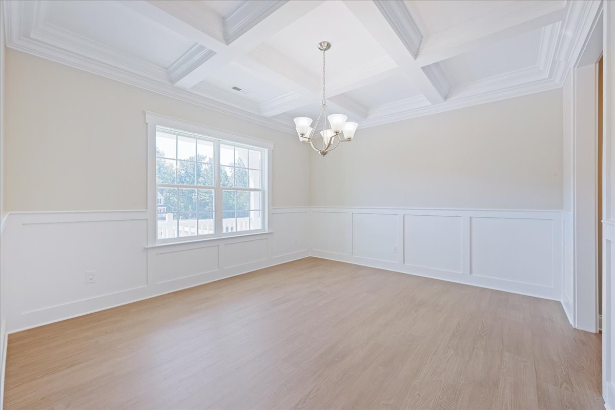 https://assets.windsorhomes.us/img/RFM_lot45_Cotswold_elvG_406_Stonewell_Court_dining.jpg