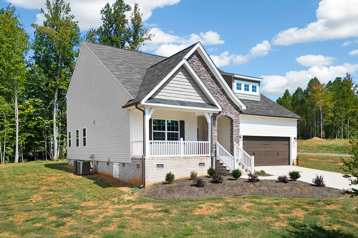 https://assets.windsorhomes.us/img/RFM_lot45_Cotswold_elvG_406_Stonewell_Court_exterior_front_side.jpg