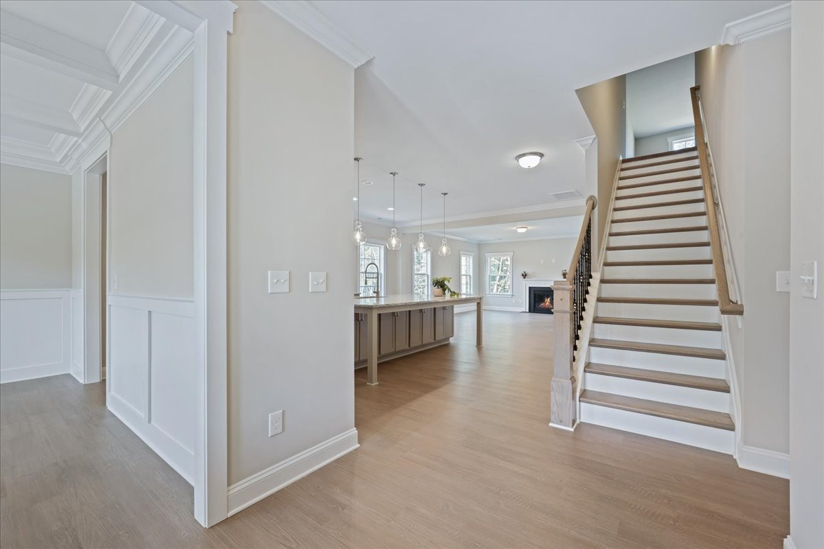 https://assets.windsorhomes.us/img/RFM_lot45_Cotswold_elvG_406_Stonewell_Court_foyer_entry.jpg