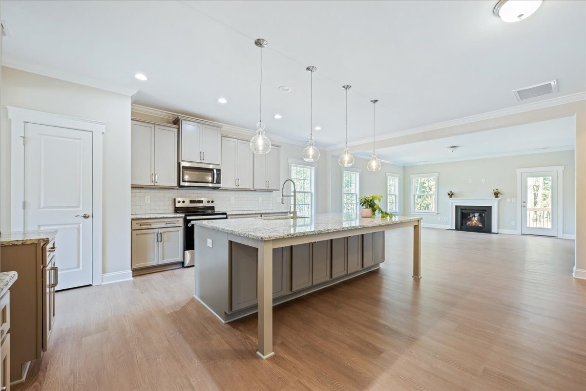 https://assets.windsorhomes.us/img/RFM_lot45_Cotswold_elvG_406_Stonewell_Court_kitchen_2.jpg