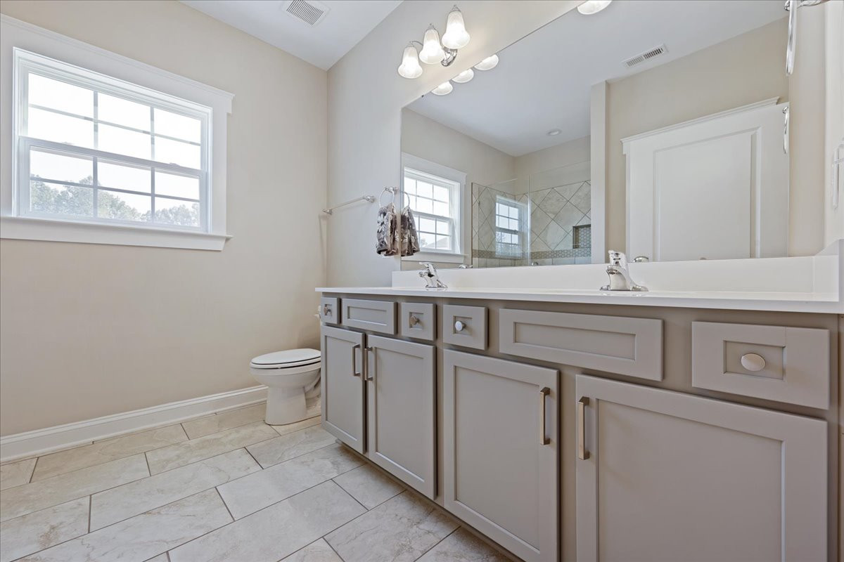 https://assets.windsorhomes.us/img/RFM_lot45_Cotswold_elvG_406_Stonewell_Court_primary_bath.jpg