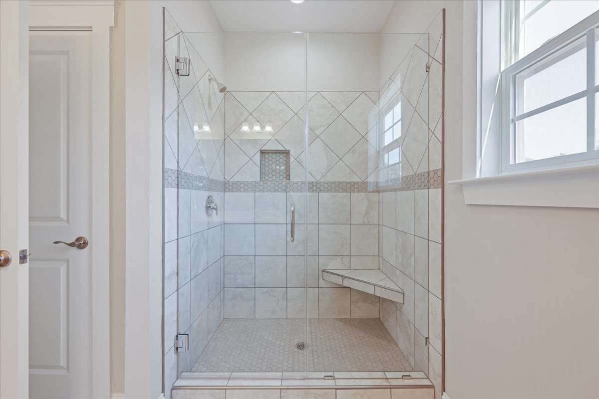 https://assets.windsorhomes.us/img/RFM_lot45_Cotswold_elvG_406_Stonewell_Court_primary_bath_shower.jpg