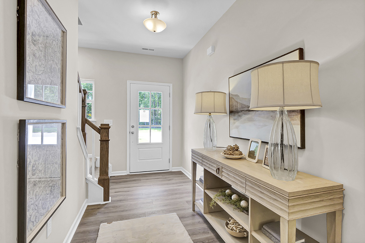 https://assets.windsorhomes.us/img/RR_lot78_Southport_elvB_888_Billys_Dream_Circle_SW_foyer.JPG