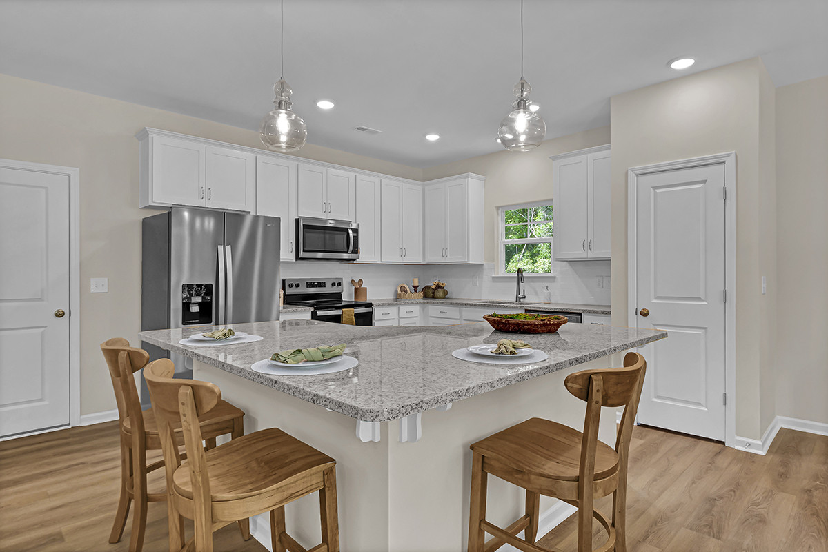 https://assets.windsorhomes.us/img/RR_lot78_Southport_elvB_888_Billys_Dream_Circle_SW_kitchen.JPG