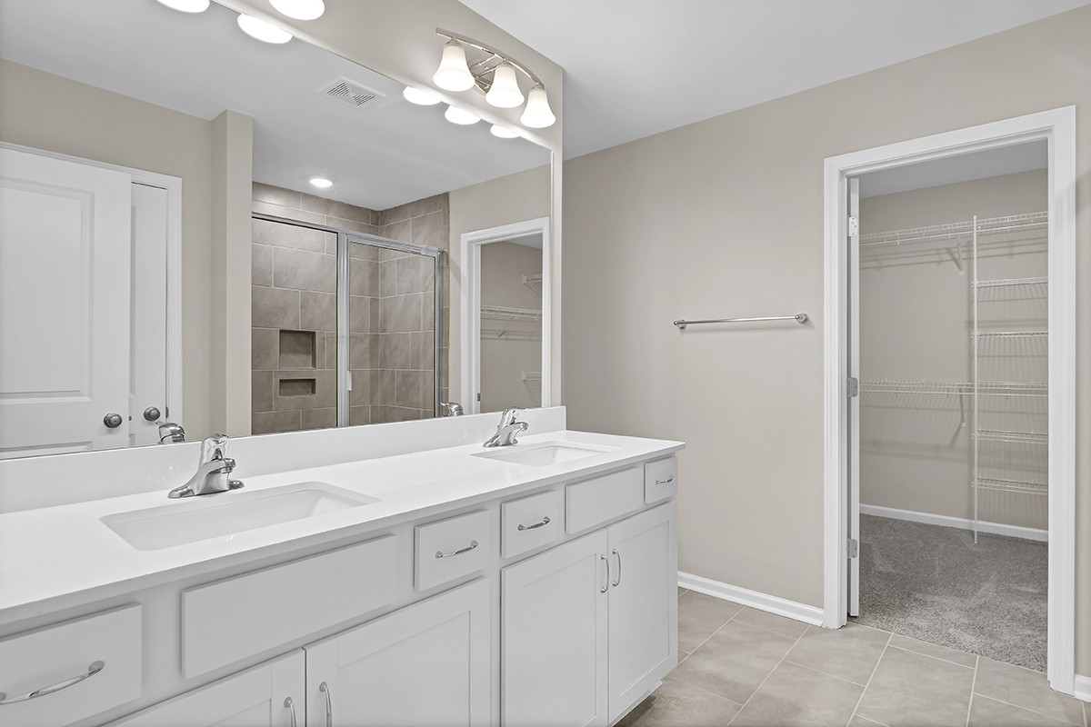 https://assets.windsorhomes.us/img/RR_lot78_Southport_elvB_888_Billys_Dream_Circle_SW_primary_bath.JPG