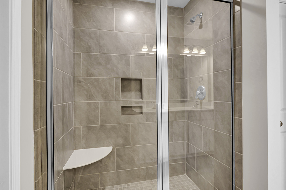 https://assets.windsorhomes.us/img/RR_lot78_Southport_elvB_888_Billys_Dream_Circle_SW_primary_bath_shower.JPG