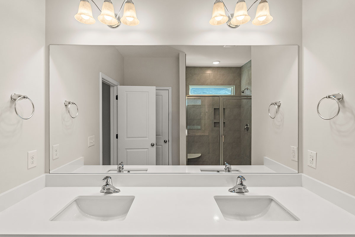 https://assets.windsorhomes.us/img/Richmond_C_RR_lot84_948_Billys_Dream_Circle_SW_primary_suite_2.jpg