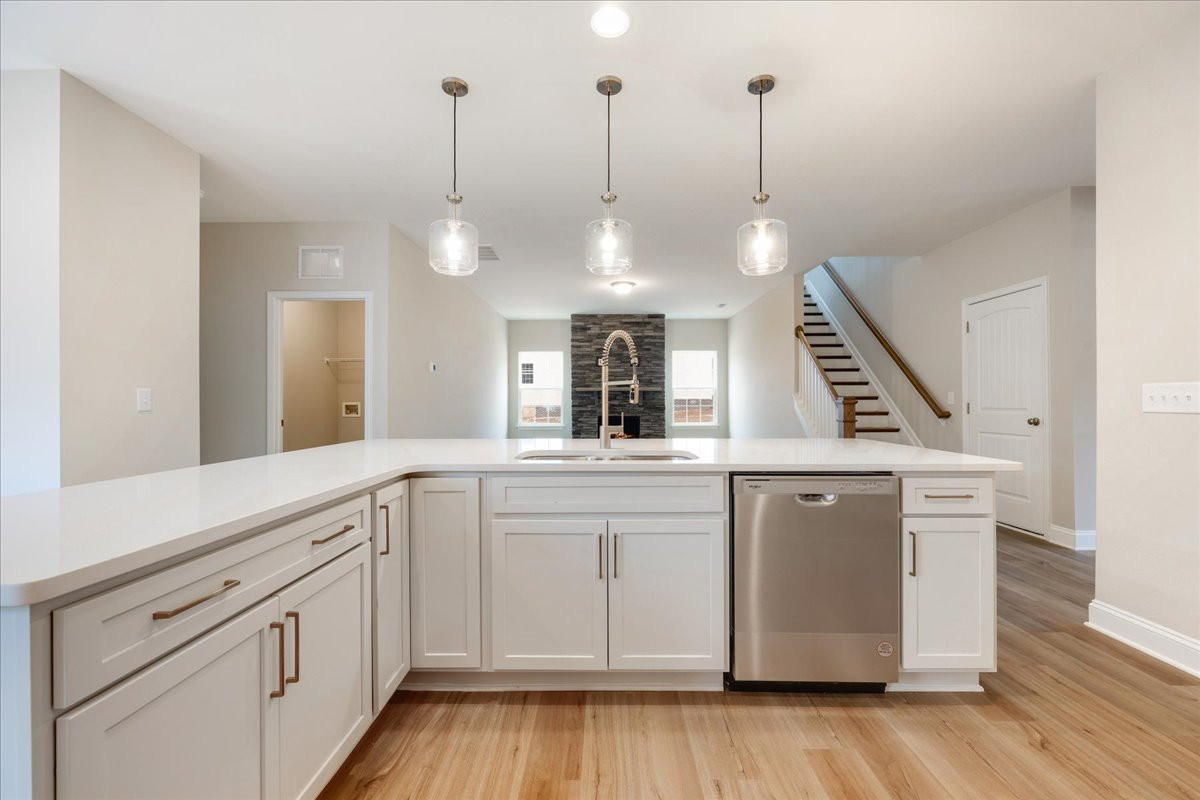 https://assets.windsorhomes.us/img/SWS_lot11_Bailey_C_5375_Salem_Woods_Dr_kitchen.jpg