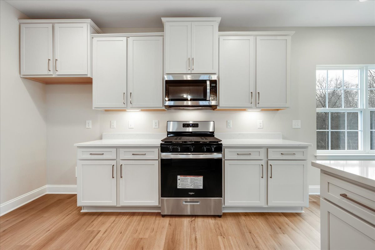 https://assets.windsorhomes.us/img/SWS_lot11_Bailey_C_5375_Salem_Woods_Dr_kitchen_2.jpg