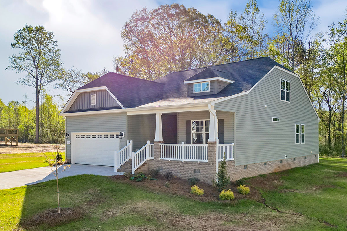 https://assets.windsorhomes.us/img/SWS_lot16_Somerset_elvG_5394_Salem_Woods_Dr_exterior_side_crop.jpg