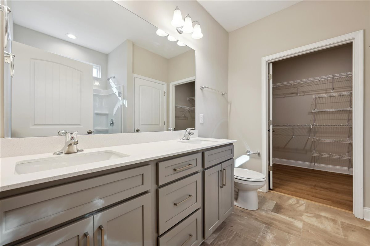 https://assets.windsorhomes.us/img/SWS_lot16_Somerset_elvG_5394_Salem_Woods_Dr_primary_bath.jpg