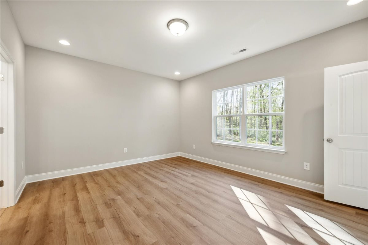https://assets.windsorhomes.us/img/SWS_lot16_Somerset_elvG_5394_Salem_Woods_Dr_primary_suite.jpg
