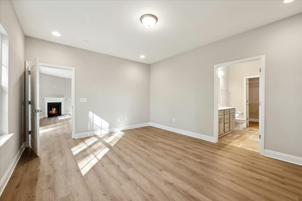 https://assets.windsorhomes.us/img/SWS_lot16_Somerset_elvG_5394_Salem_Woods_Dr_primary_suite_2.jpg