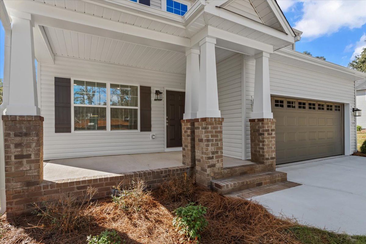 https://assets.windsorhomes.us/img/SWS_lot76_Cameron_elvB_5504_Jaeger_Drive_exterior_front_close_porch.jpg