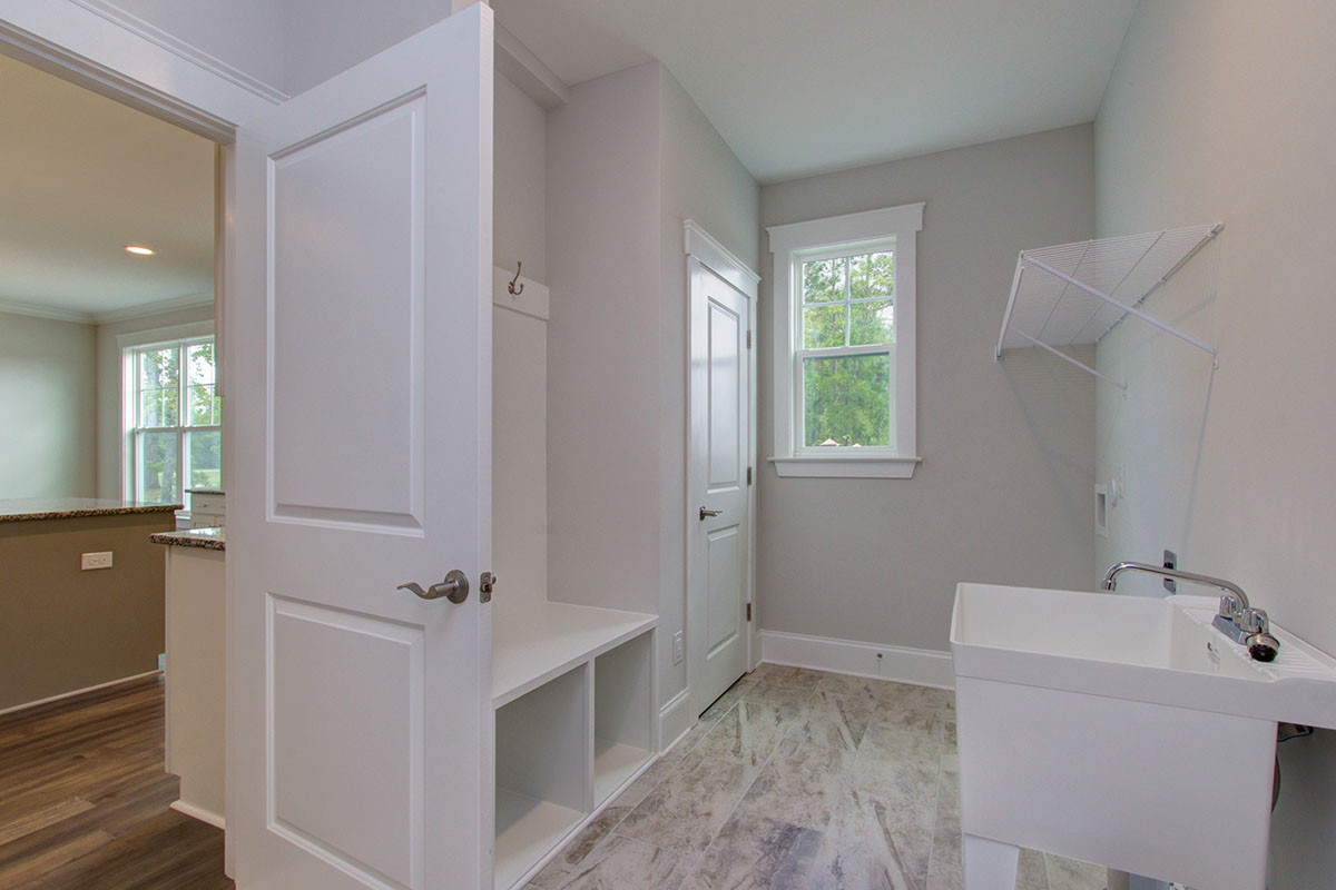 https://assets.windsorhomes.us/img/Seagate_A_CPV_lot156_8277_Oak_Abbey_Tr_laundry.jpg