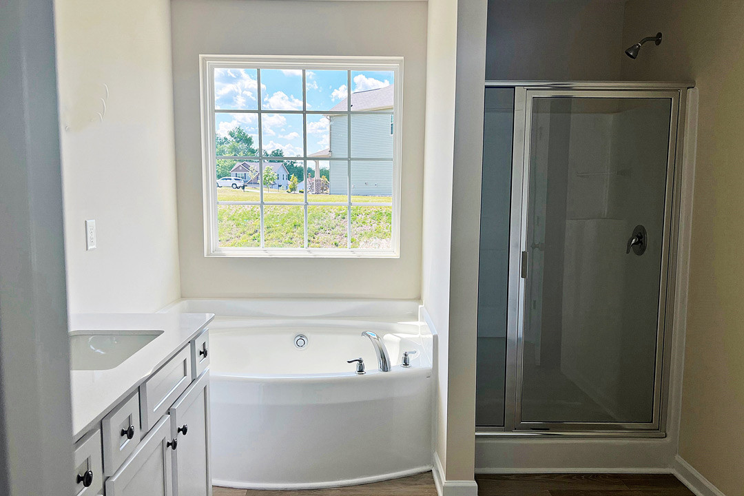https://assets.windsorhomes.us/img/Seagrove_D_LS_lot200_196-Mimosa-Drive-Garden-tub-shower.jpg