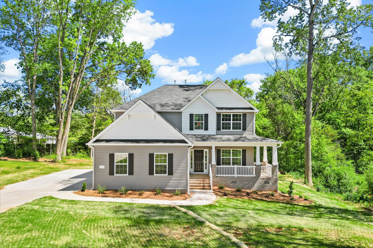 https://assets.windsorhomes.us/img/Seagrove_E_SWS_lot27_5226_Salem_Woods_Drive_full_front_exterior.jpg