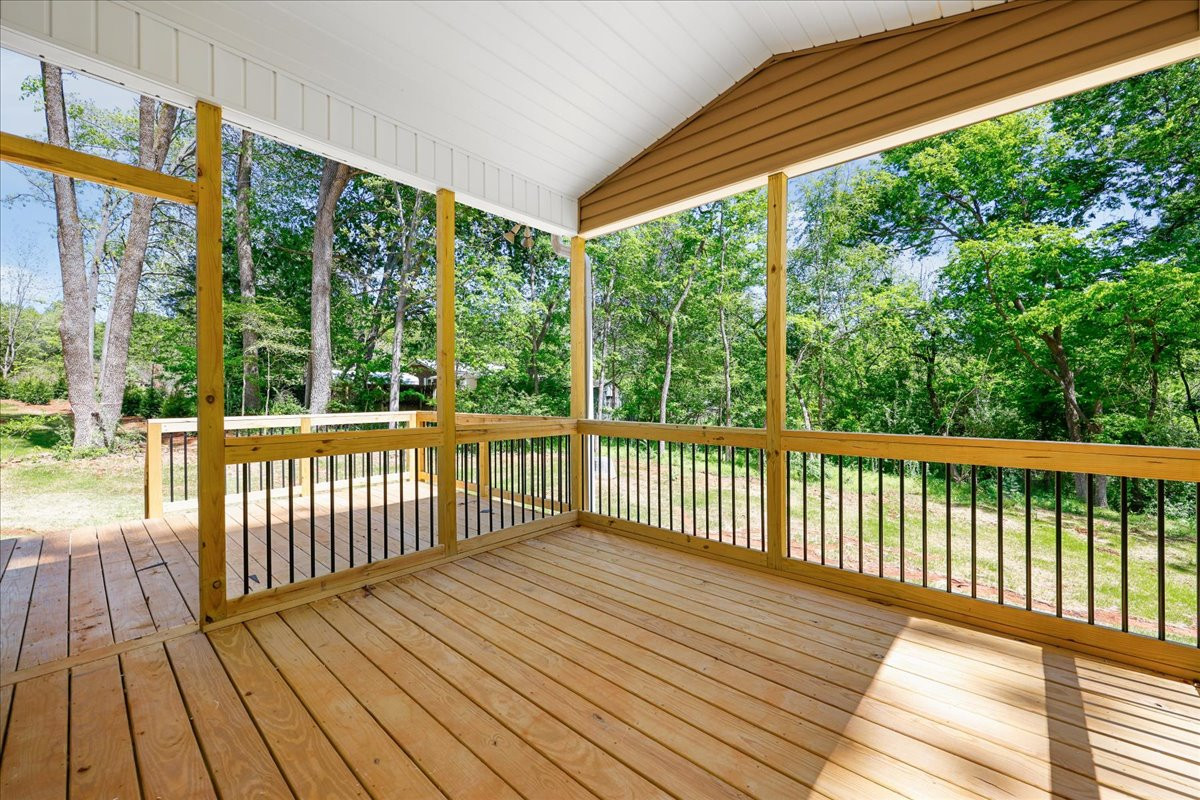https://assets.windsorhomes.us/img/Seagrove_E_SWS_lot27_5226_Salem_Woods_Drive_screen_porch.jpg