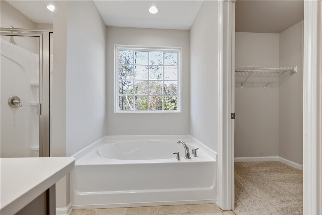 https://assets.windsorhomes.us/img/Southport_A_VR_lot42_1726_langlais_drive_Bathroom_View3.jpg