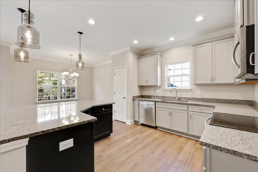 https://assets.windsorhomes.us/img/Southport_A_VR_lot42_1726_langlais_drive_KItchen_View7.jpg
