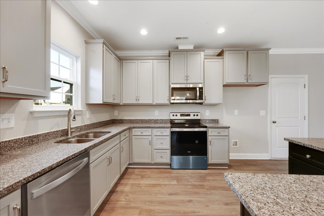 https://assets.windsorhomes.us/img/Southport_A_VR_lot42_1726_langlais_drive_Kitchen_View5.jpg