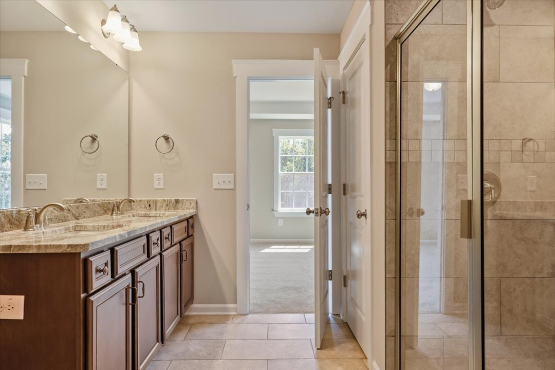 https://assets.windsorhomes.us/img/Southport_B_VR_lot40_1734_Langlais_Drive_Primary_Bath.jpg