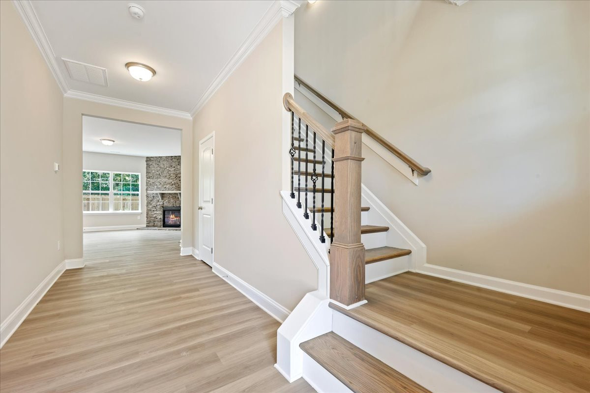 https://assets.windsorhomes.us/img/Southport_B_VR_lot49_312_Wildwood_Lane_foyer.jpg