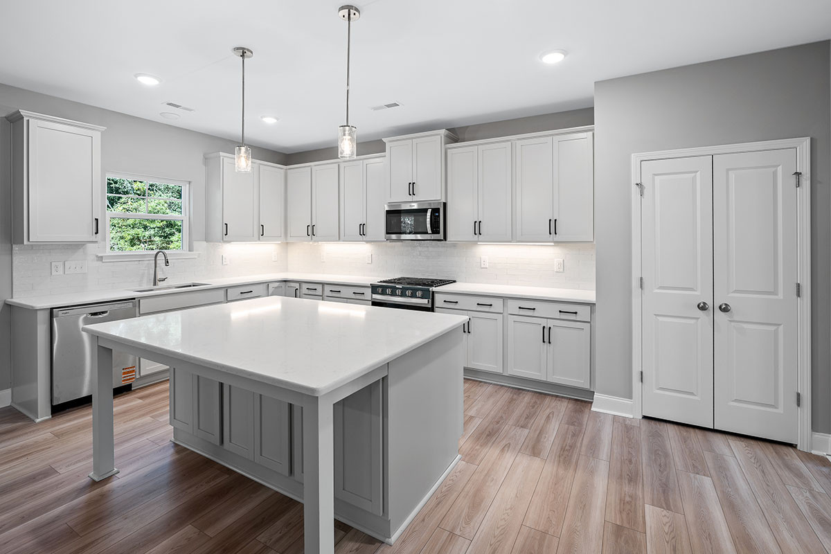 https://assets.windsorhomes.us/img/TT_lot74_Cameron_elvA_181_Portico_Ct_Kitchen.jpg