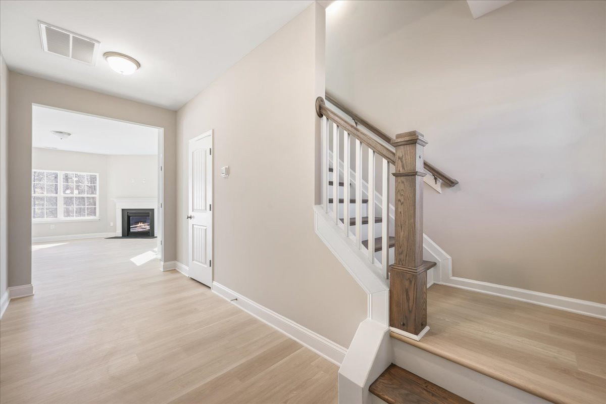 https://assets.windsorhomes.us/img/VR_lot11_Southport_elvA_1826_Parham_Drive_foyer.jpg