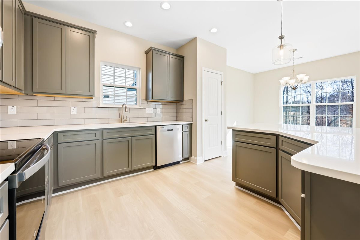 https://assets.windsorhomes.us/img/VR_lot11_Southport_elvA_1826_Parham_Drive_kitchen.jpg