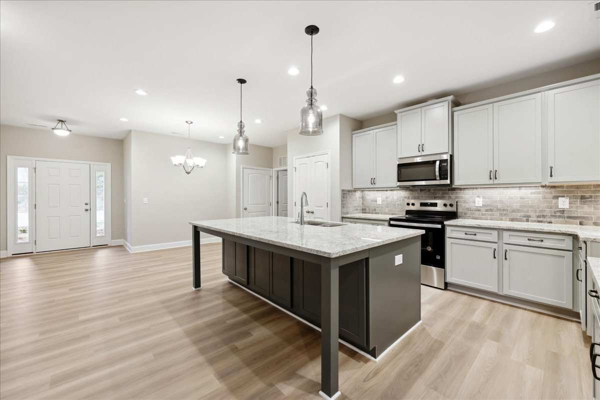 https://assets.windsorhomes.us/img/VR_lot1_Somerset_elvD_1786_Parham_Dr_kitchen_2.jpg