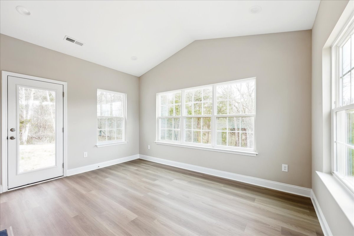 https://assets.windsorhomes.us/img/VR_lot1_Somerset_elvD_1786_Parham_Dr_sun_room.jpg