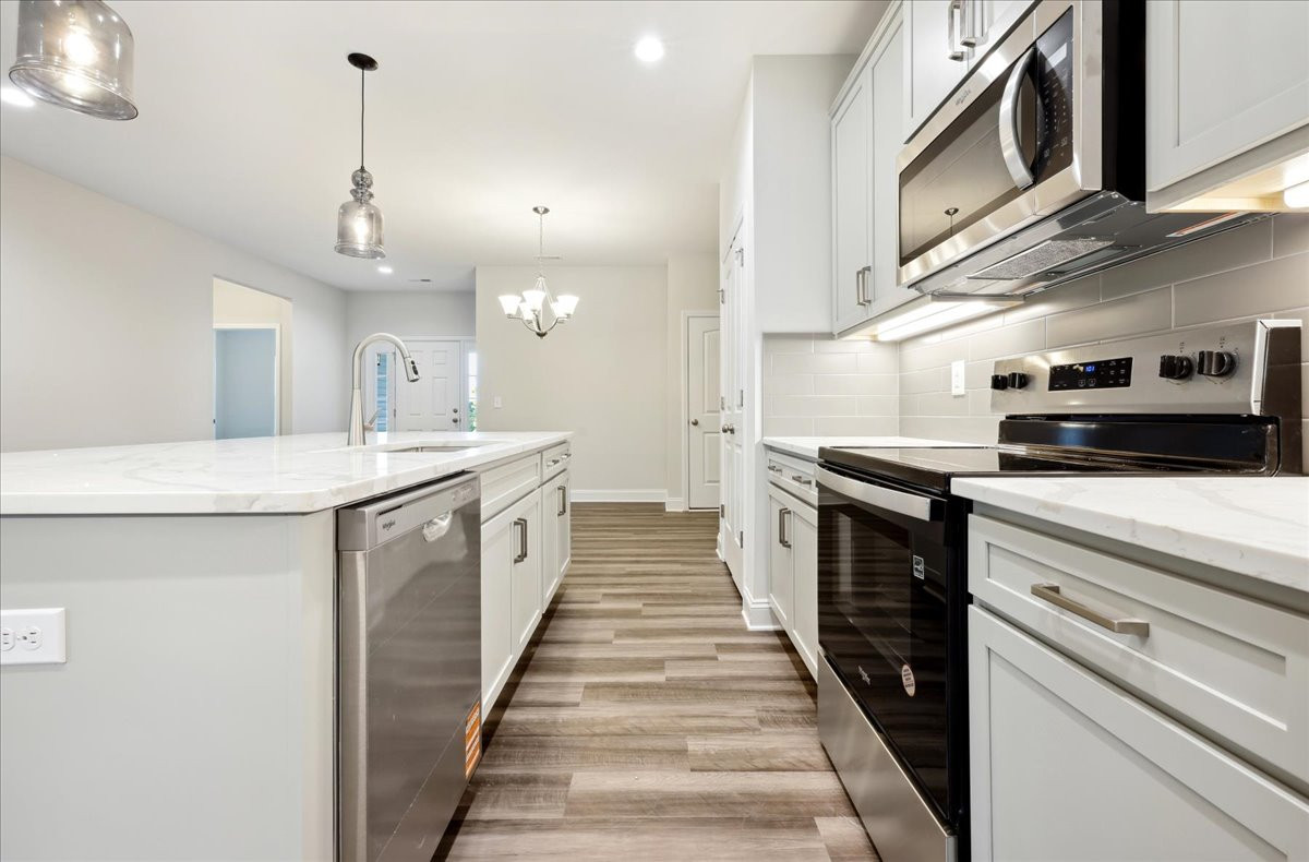 https://assets.windsorhomes.us/img/VR_lot3_Somerset_elvG_1794_Parham_Drive_kitchen.jpg