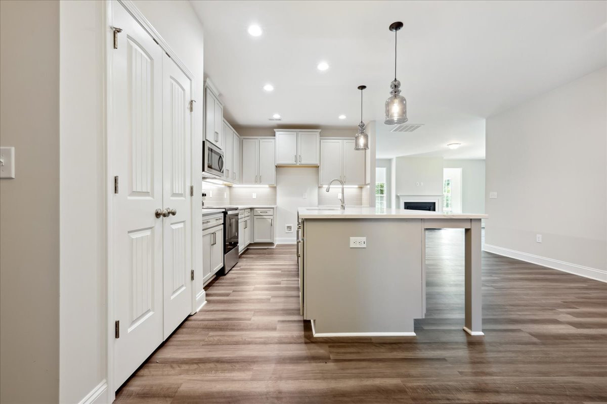 https://assets.windsorhomes.us/img/VR_lot3_Somerset_elvG_1794_Parham_Drive_kitchen_2.jpg