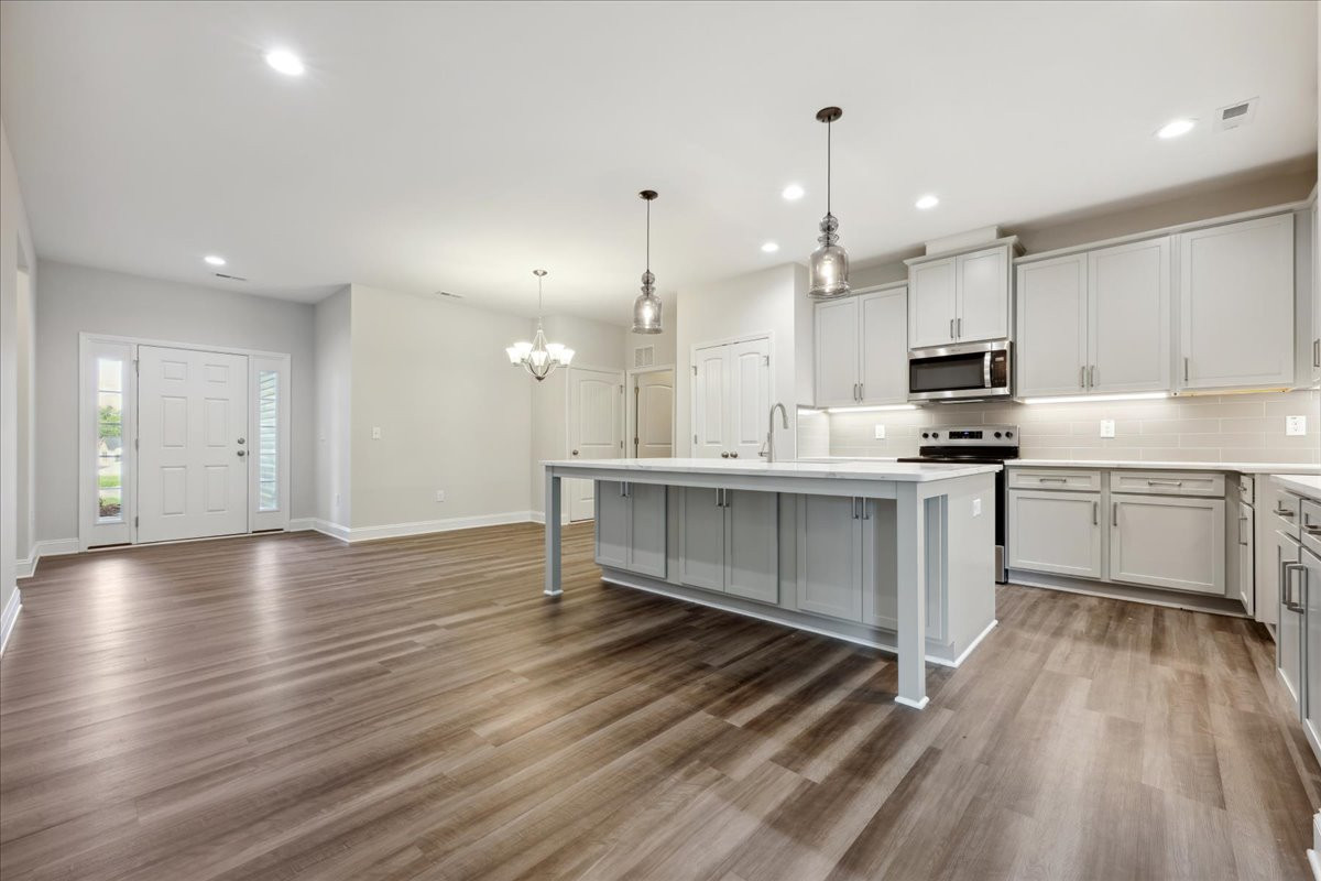 https://assets.windsorhomes.us/img/VR_lot3_Somerset_elvG_1794_Parham_Drive_kitchen_3.jpg