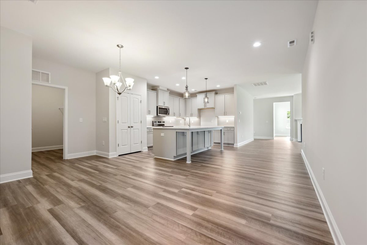 https://assets.windsorhomes.us/img/VR_lot3_Somerset_elvG_1794_Parham_Drive_kitchen_4.jpg