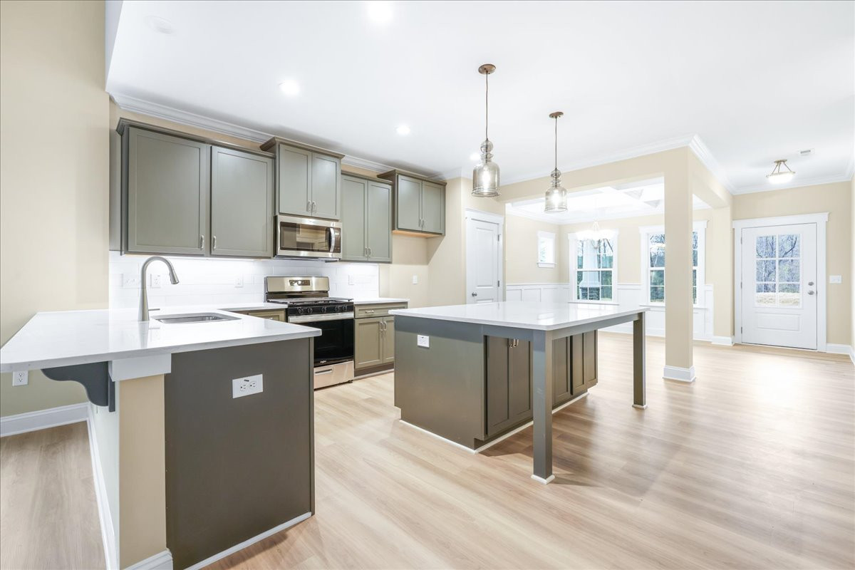 https://assets.windsorhomes.us/img/VR_lot72_Richmond_elvA_1901_Parham_Dr_kitchen_2.jpg