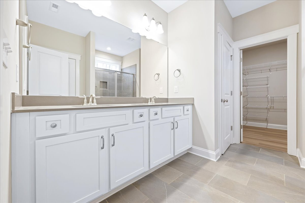 https://assets.windsorhomes.us/img/VR_lot72_Richmond_elvA_1901_Parham_Dr_primary_bath.jpg