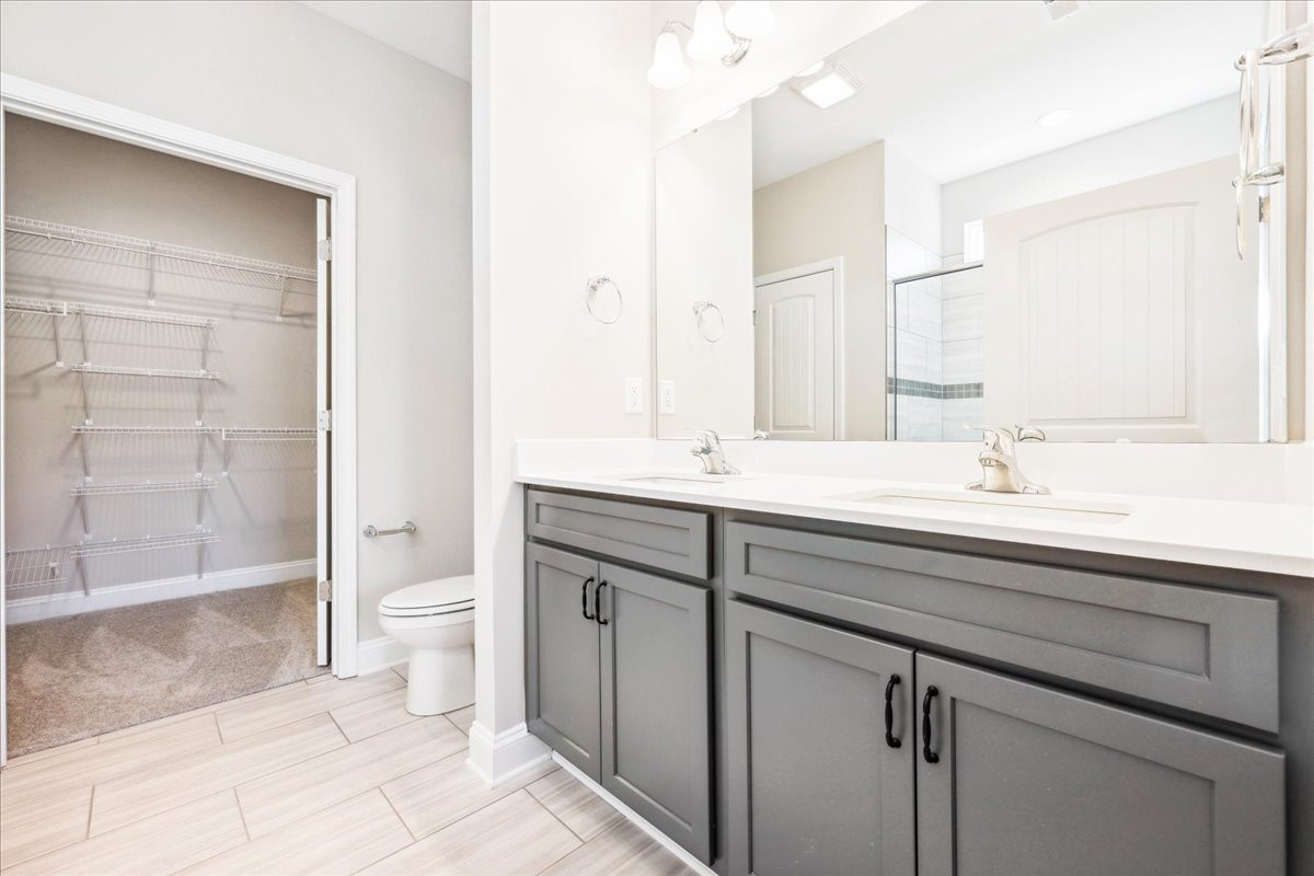 https://assets.windsorhomes.us/img/VR_lot84_Cary_elvC_207_Wildwood_Lane_primary_bath.jpg