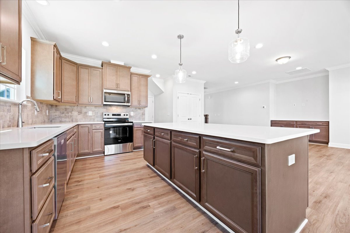 https://assets.windsorhomes.us/img/VR_lot89_Pinehurst_elvB_1811_Parham_Drive_kitchen_2.jpg